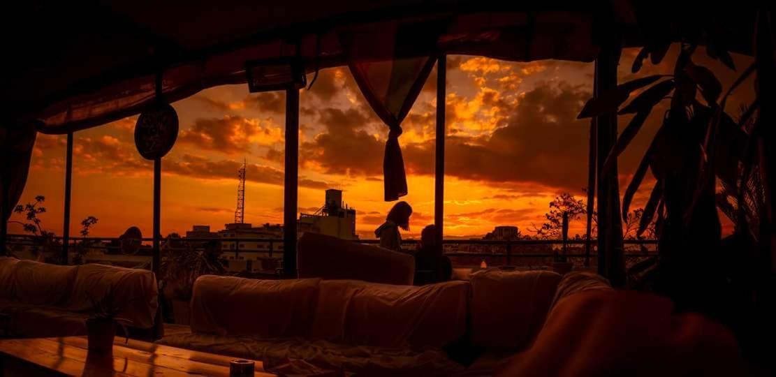 Florentine Backpackers - Ages 18-55 *