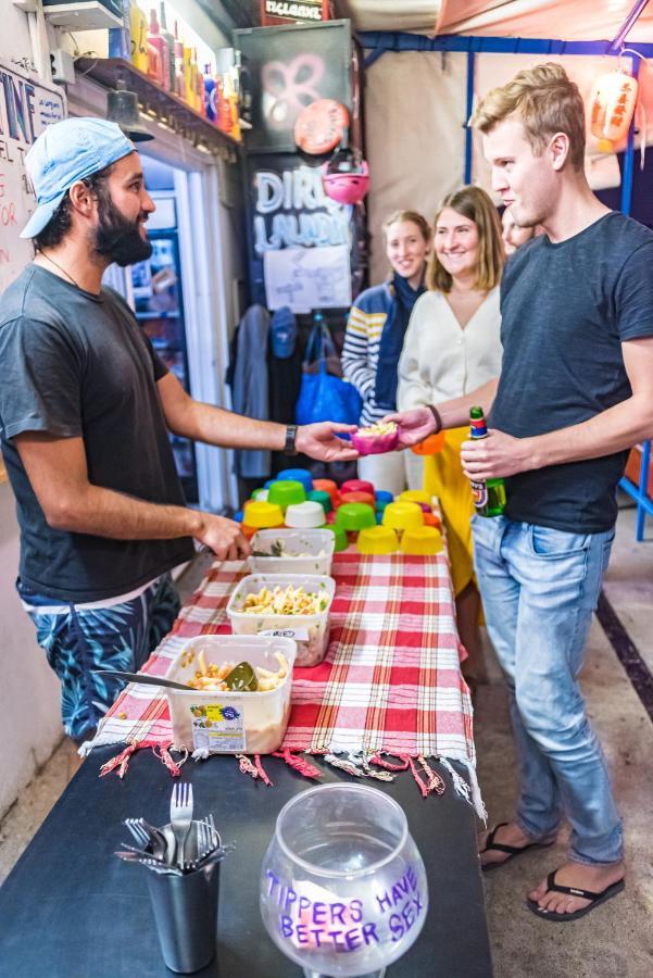 Florentine Backpackers - Ages 18-55 *